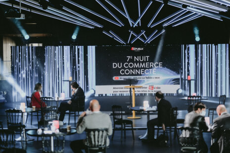 Un plateau TV haut en couleurs - © Républik Retail