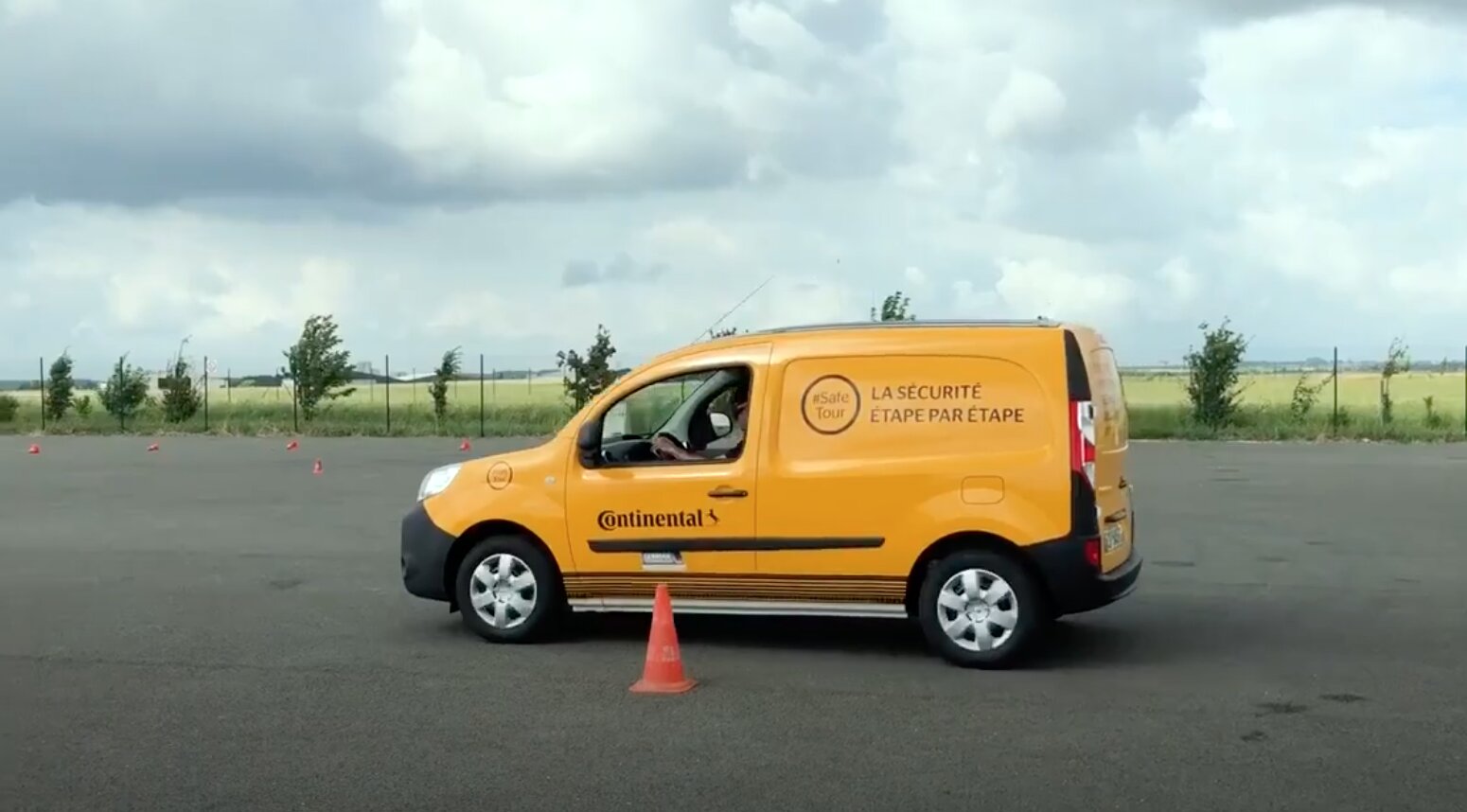 Les conducteurs et pilotes des véhicules du Tour de France suivent une formation en amont de l’événement - © D.R.