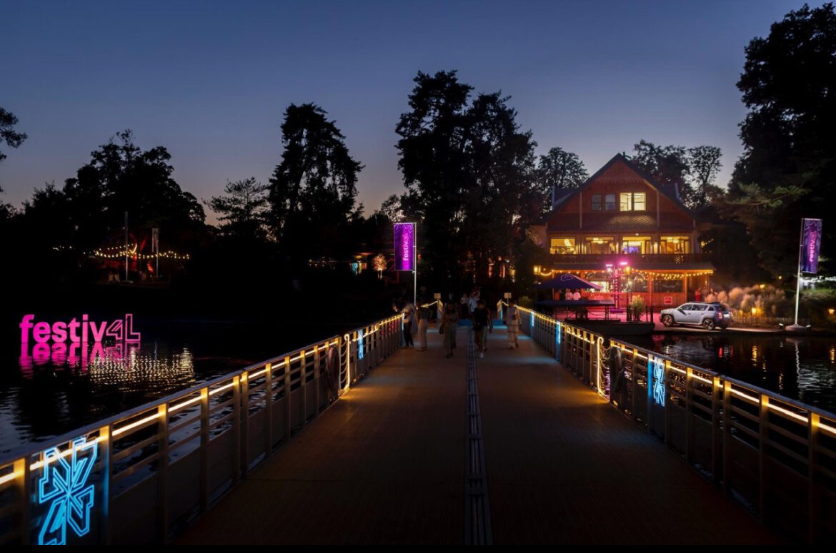 Une passerelle flottante permettait aux festivaliers de rejoindre le site - © D.R.