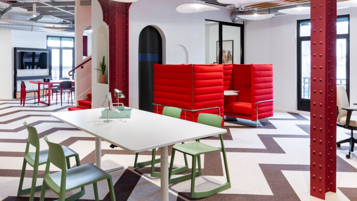 Vitra a accompagné Louboutin dans la conception de ses nouveaux espaces de travail à Paris. - © Vitra