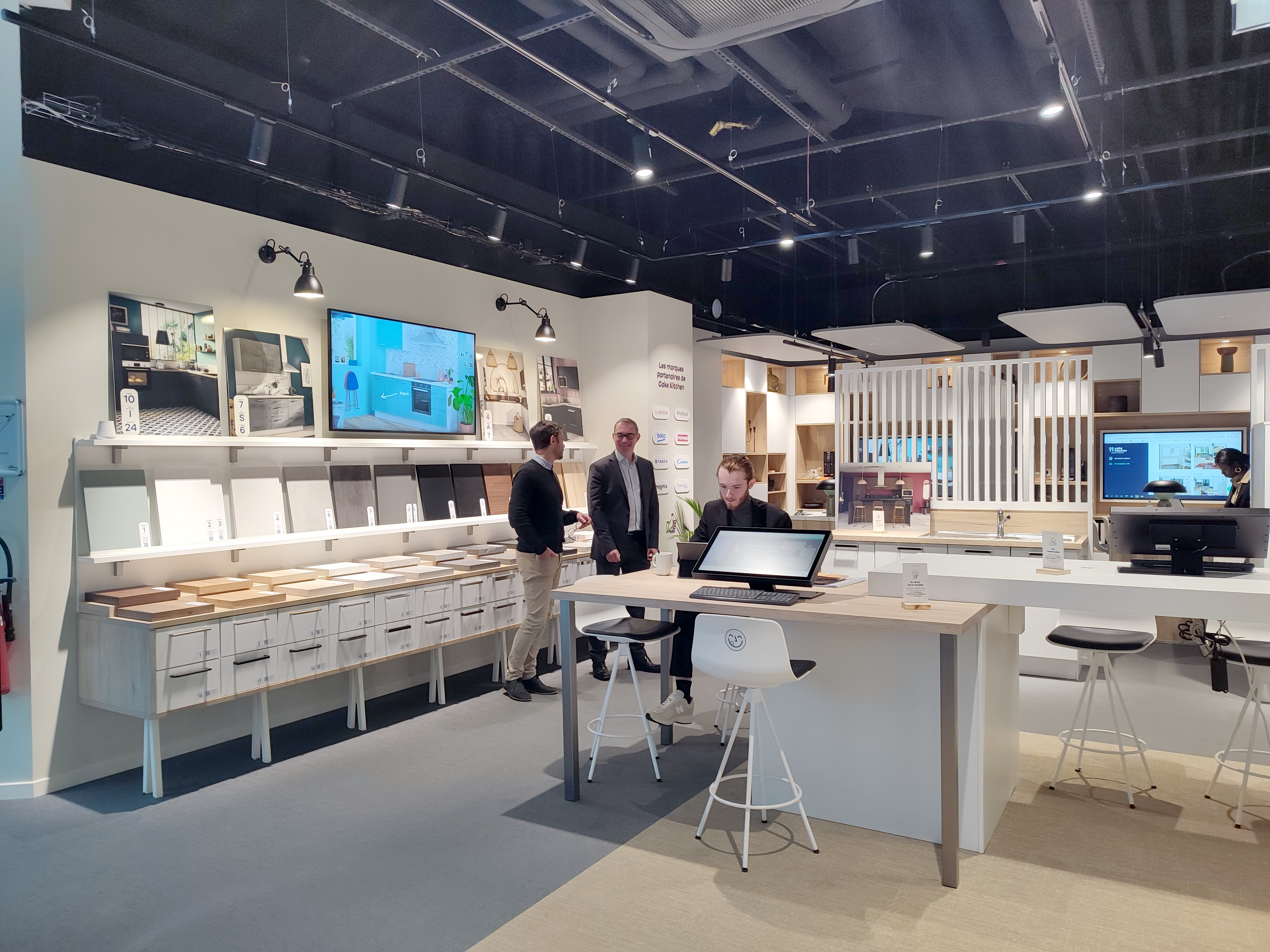 Cake Kitchen propose une matériauthèque et des postes d’ordinateurs pour la conception. - © Républik Retail / CC