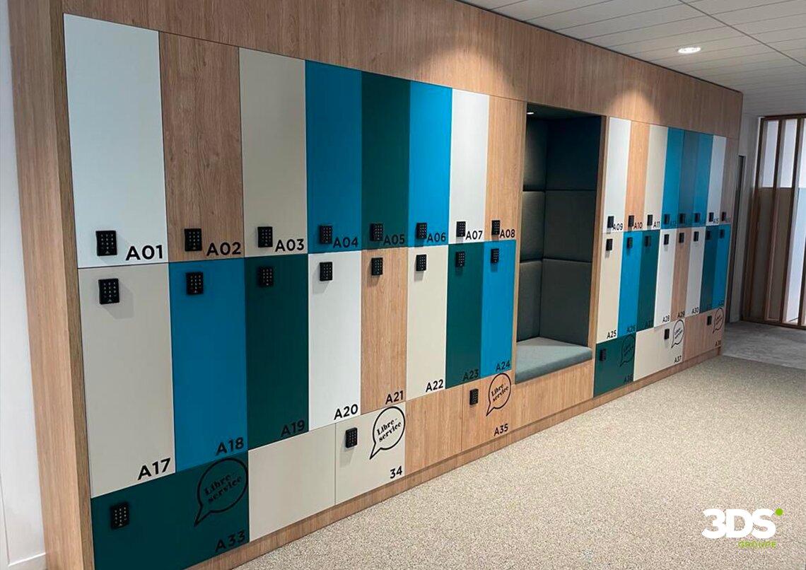 Habillage des casiers des collaborateurs dans les bureaux du Crédit Agricole CIB - © 3DS Groupe