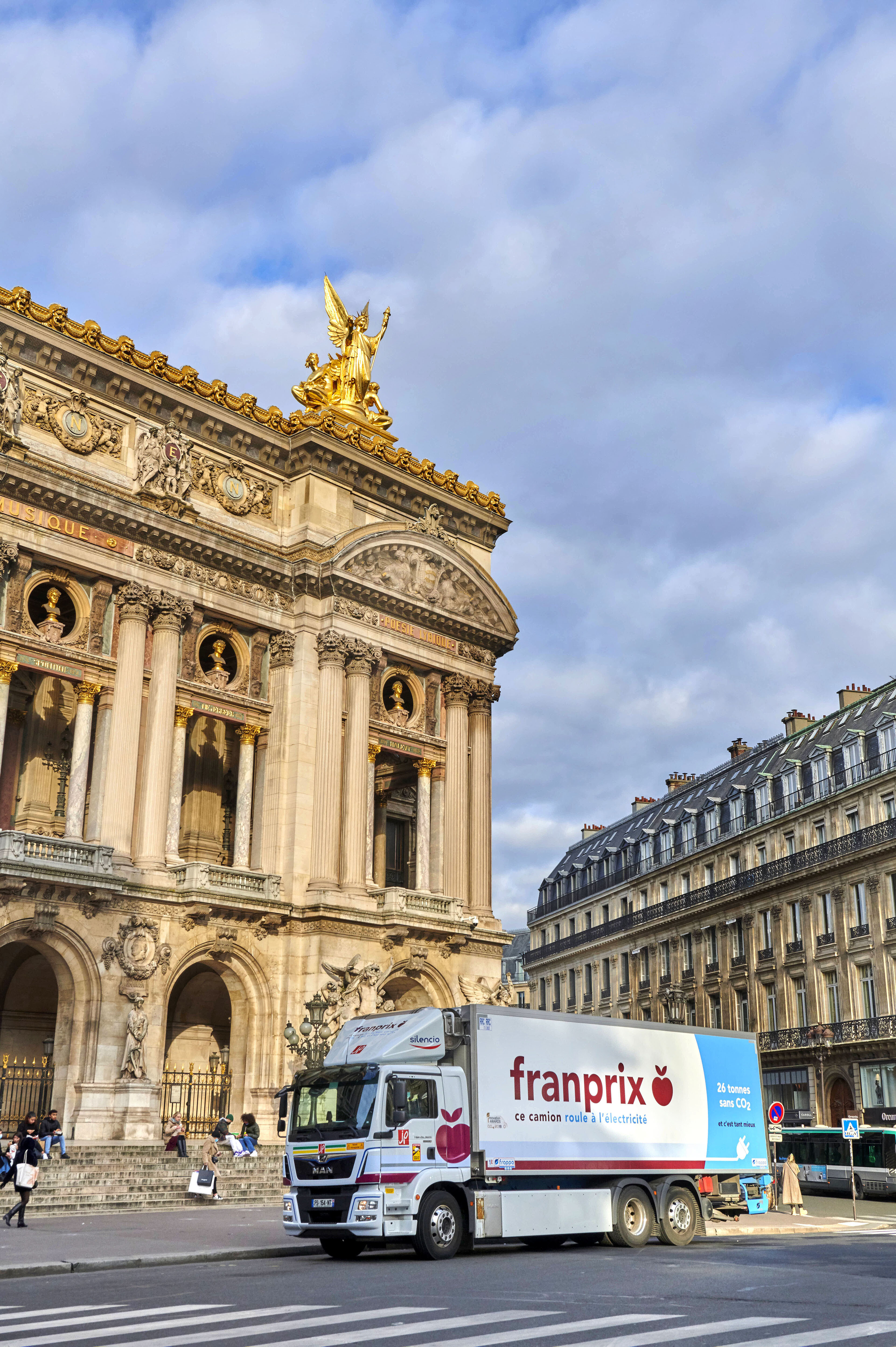 Le camion 100 % électrique approvisionne une dizaine de magasins. - © VISAVU