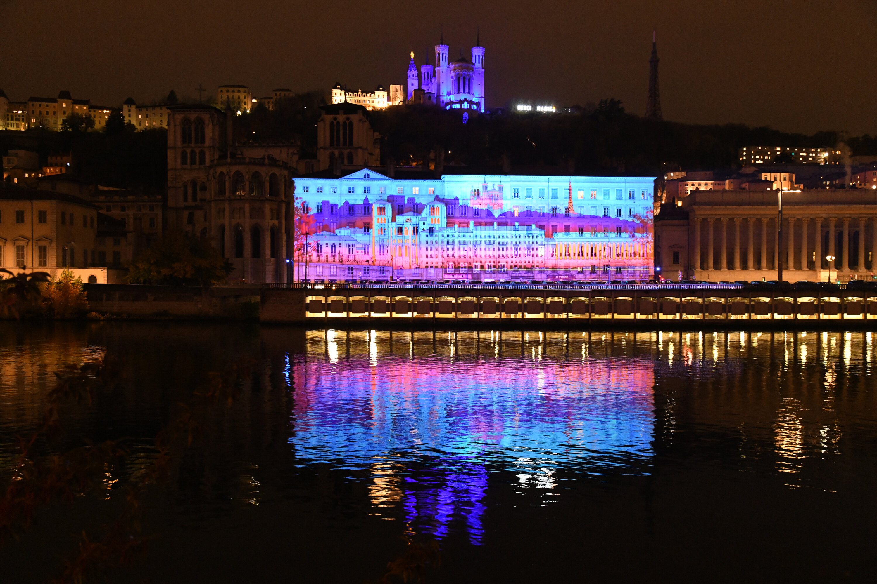 Le Voyageur Céleste, Ateliers BK et Jérôme Jouvray, les façades des habitations de la colline de Fourvière deviennent des planches de BD - © MURIEL CHAULET