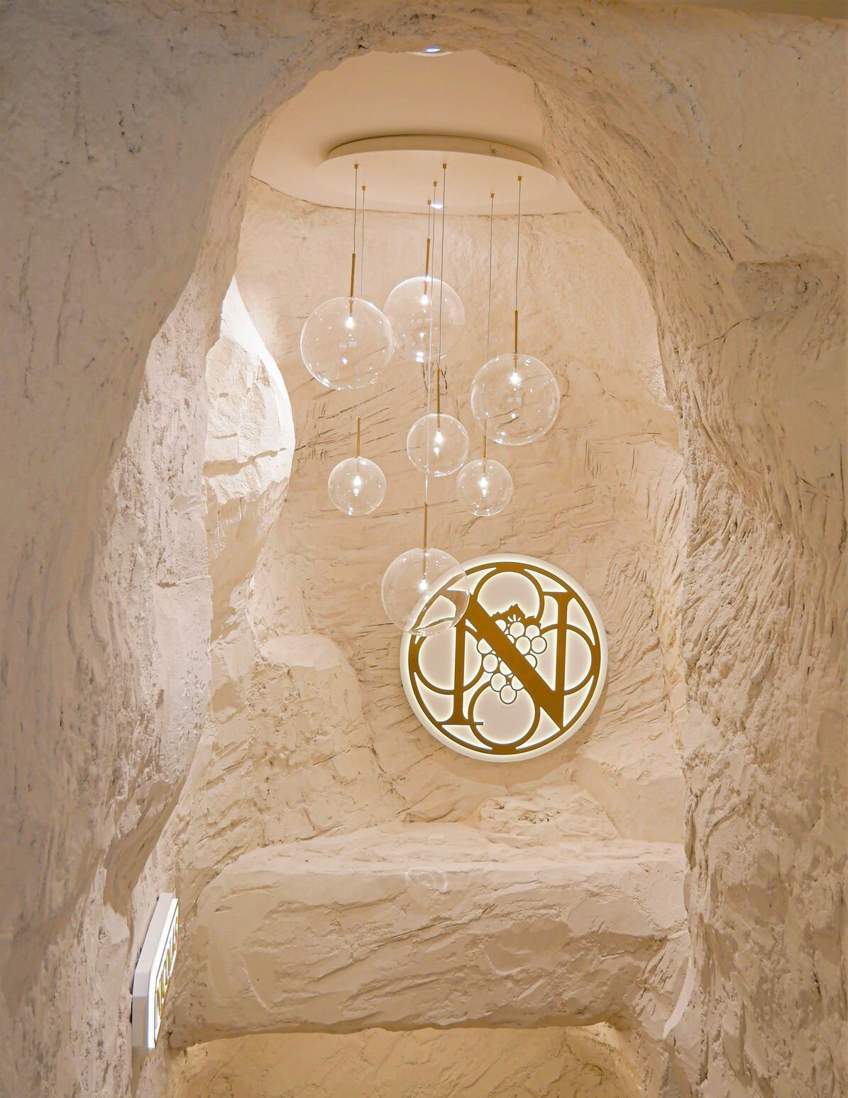 Dès la montée des marches, Nicolas recrée l’ambiance des caves à champagne. - © Nicolas