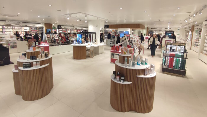 Marionnaud ajoute du bois dans son nouveau concept. - © Républik Retail / CC