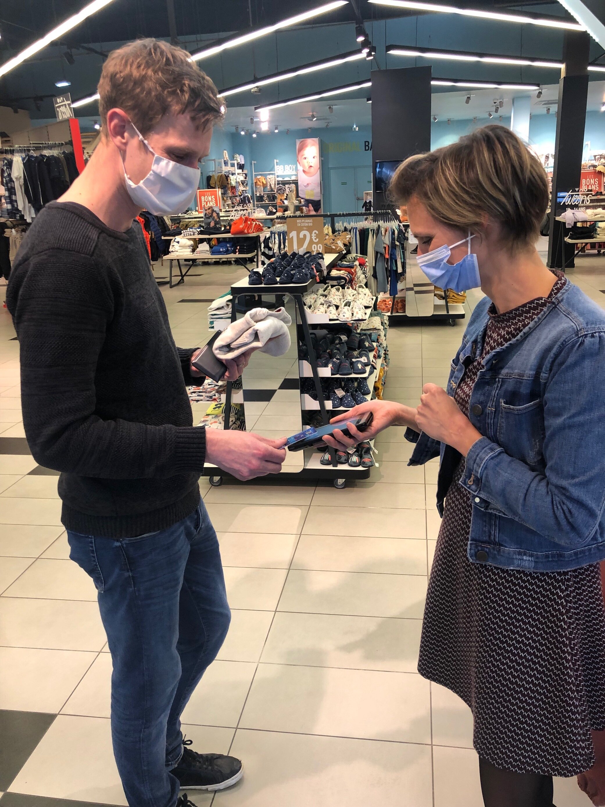 Les équipes peuvent effectuer tous les parcours clients en mobilité avec la solution UR mPos de Cegid. - © TAO