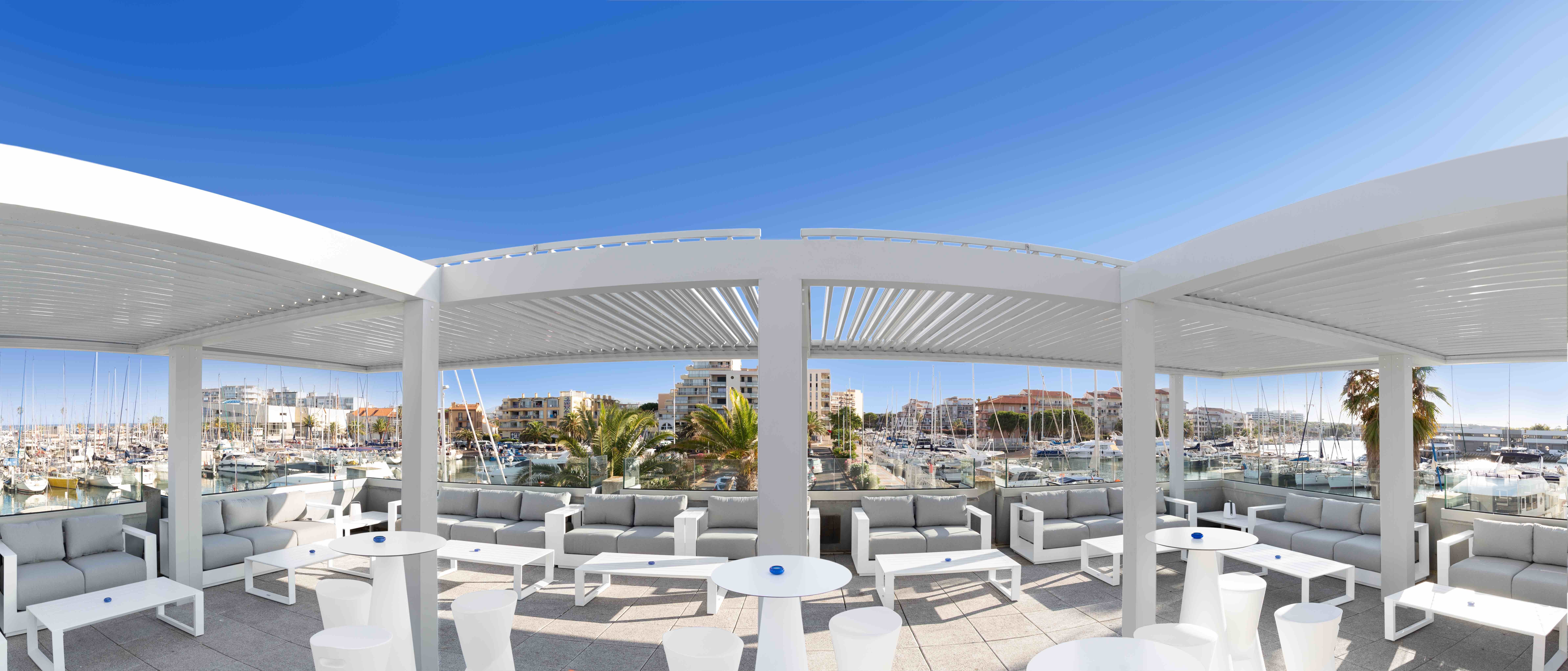 Vue du premier rooftop aménagé sur un port français de plaisance à Canet-en-Roussillon - © Laurent Michel