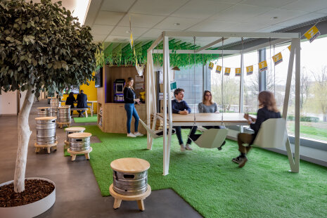 Le nouveau siège propose un écosystème d'espaces où les postures de travail formelles et informelles se mêlent - © D.R.