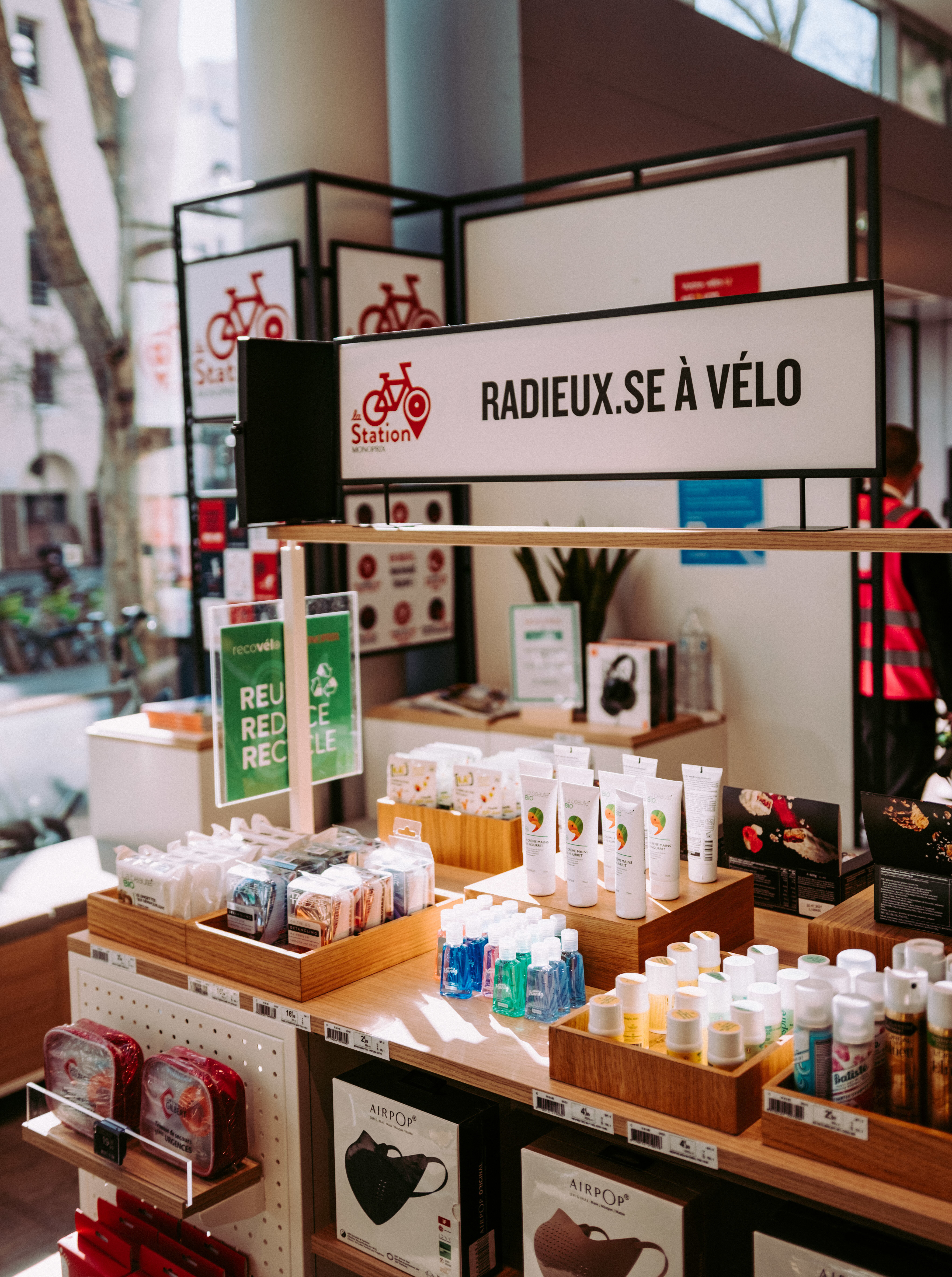 La Station propose aussi des articles en lien avec la beauté pour « rester radieuse à vélo ». - © Monoprix