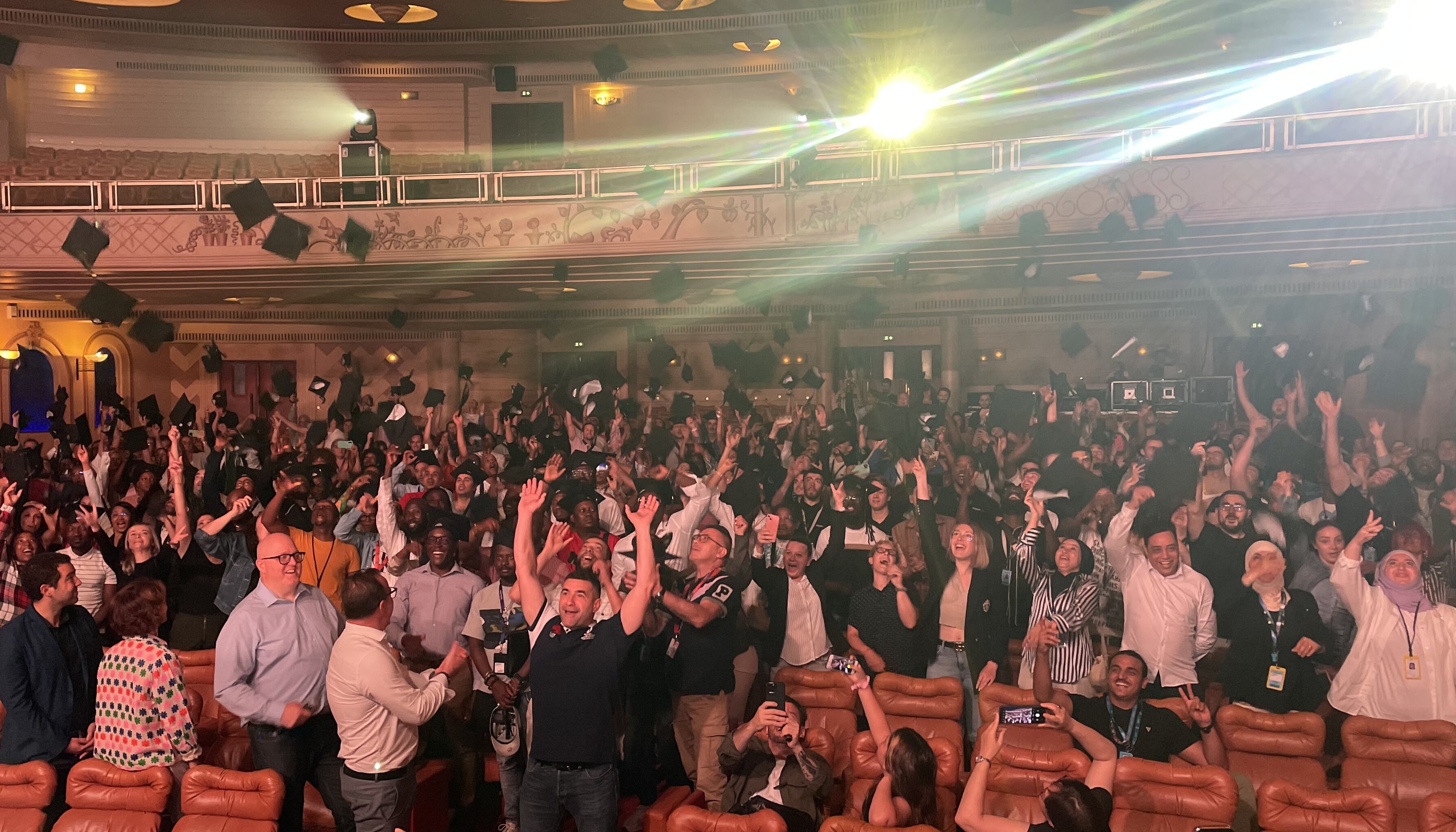 250 agents logistiques d’Amazon ont célébré leurs diplômes au Grand Rex. - © Républik