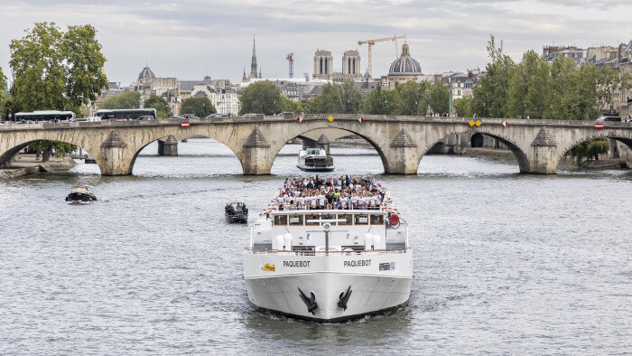 Usain Bolt porte la torche olympique lors d’un parcours symbolique sur la Seine  - © Laurent Hazgui CAPA Pictures
