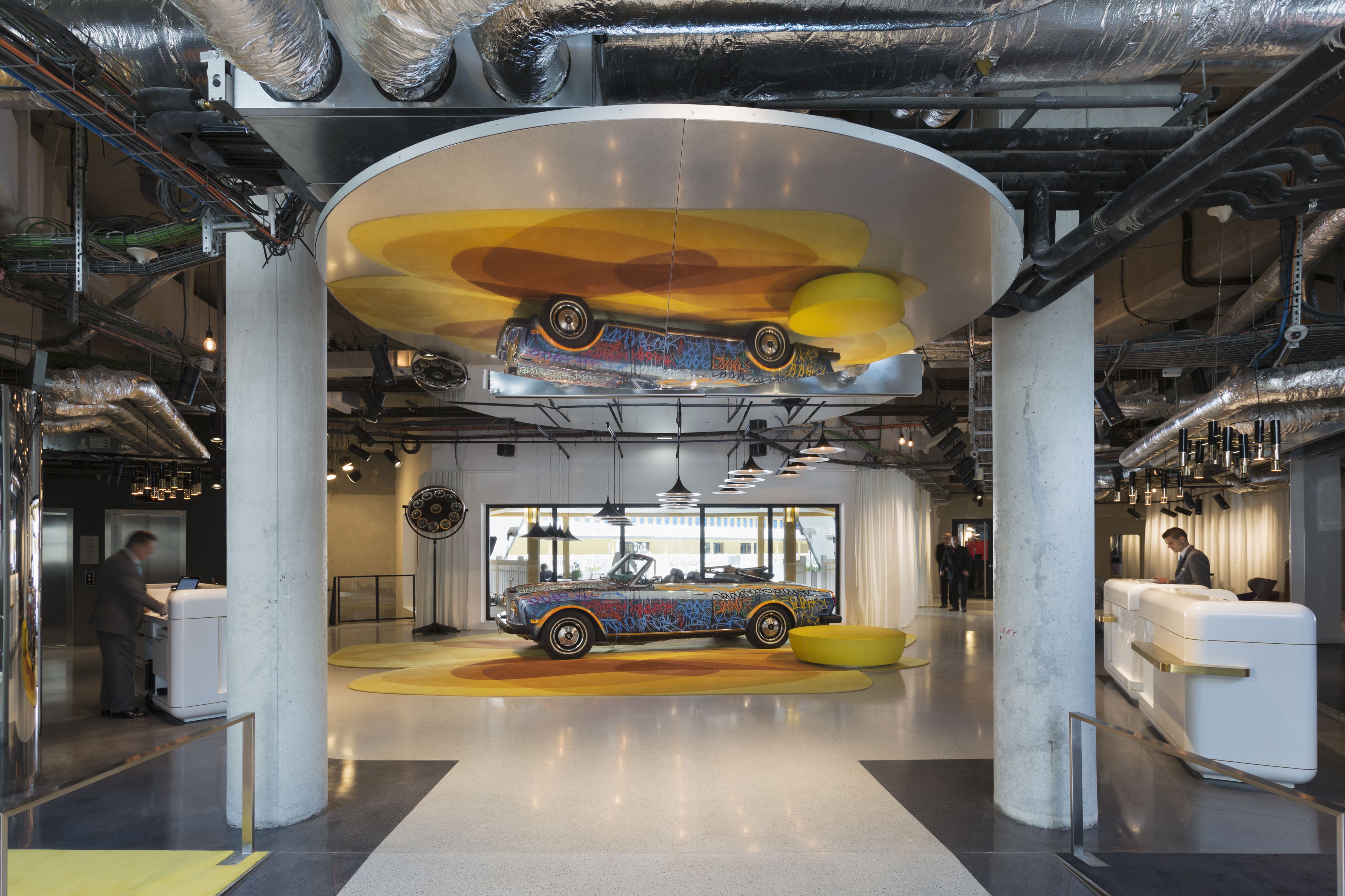 Dès le hall d’accueil, la piscine Molitor met en scène un hommage au street-art, clin d’œil à l’histoire du lieu  - © Piscine Molitor CHRISTOPHE DUGIED