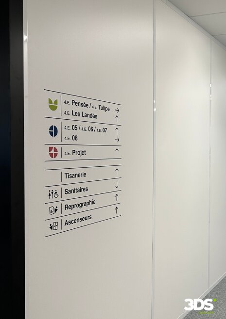Signalétique d'orientation dans les bureaux du Groupe UP - © 3DS Groupe