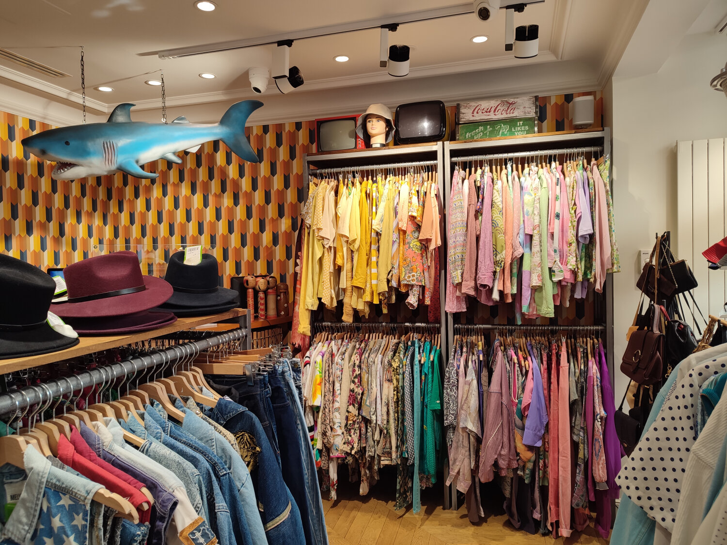 Hippy Market propose des vêtements plus premium que Kiloshop, avec un look bohême des années 1960-1970. - © Républik Retail