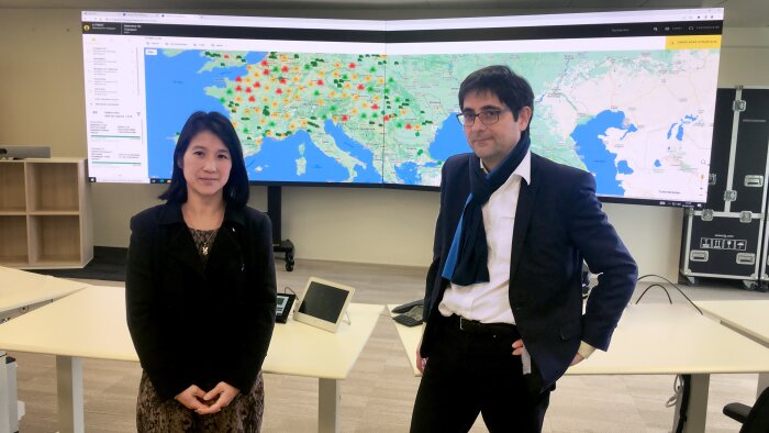 Quynh-Nhu Neve et Jean-François Salles dans la salle de pilotage de la Control Tower à Vélizy.. - © Républik