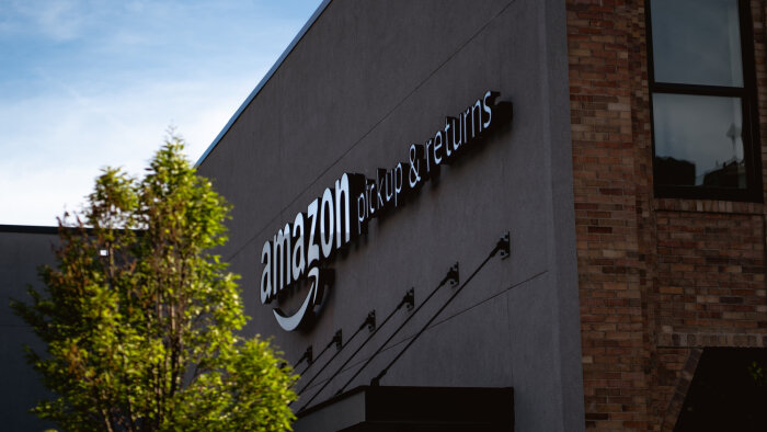 Amazon utilise les magasins physiques pour apporter de nouveaux services à ses clients. - © D.R.